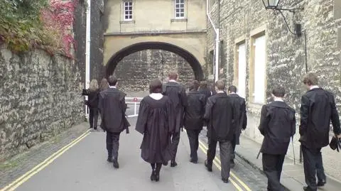 Student w spódnicy i studentka w krawacie. Oksford zmienia zasady