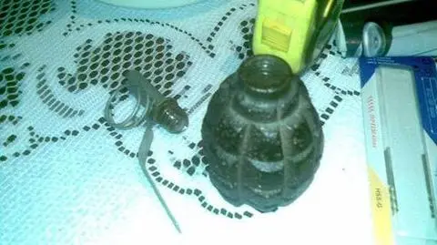 Spacer z granatem w dłoni