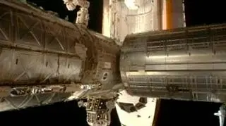 10.02 | Zakończył się najtrudniejszy etap kosmiczej misji amerykańskiego promu. Endeavour przycumował w środę rano czasu polskiego do Międzynarodowej Stacji Kosmicznej (ISS), na którą dostarczył nowy moduł mieszkalny i kopułę widokową. (APTN)