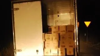 18.11|Wykorzystał, że kierowca tira spał i ukradł alkohol o wartości 60 tys. Nie uciekł jednak daleko, bo wraz ze zrabowanym towarem wpadł do rowu. Mężczyzna przebywa w areszcie, grozi mu 10 lat więzienia.