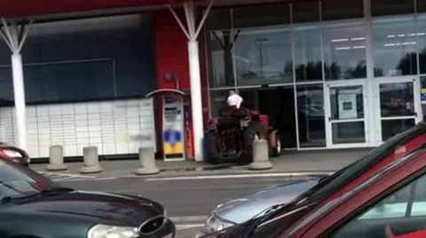 Wjechał do sklepu ciągnikiem, siekierą rozbił witrynę