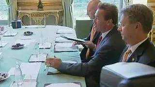 Arnold Schwarzeneeger znowu w akcji. Najbardziej znany amerykański gubernator szuka w Europie sojuszników do walki z globalnym ociepleniem. W Paryżu spotkał się z prezydentem Francji. (APTN)