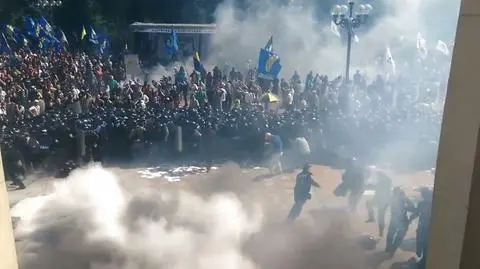 Przed siedzibą Rady Najwyższej doszło do zamieszek, ktoś rzucił granat w milicjantów