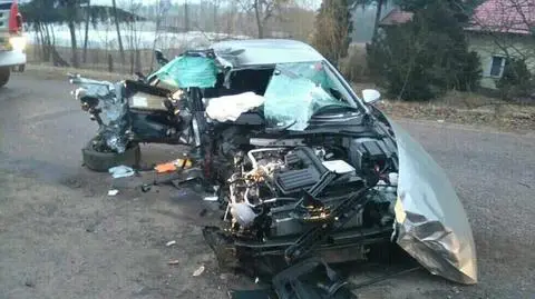 Uciekał przed policją, uderzył w drzewo. Nie żyje pasażer