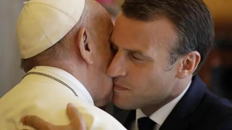Prezydent Francji Macron u papieża Franciszka. Został protokanonikiem
