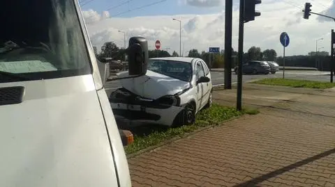 Zderzenie tramwaju z samochodem. Kobieta zakleszczona w aucie