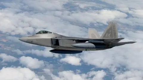 Supermyśliwce uciekają przed huraganem