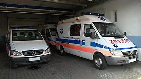 Karetki z pacjentami czekają na pomoc w kolejkach
