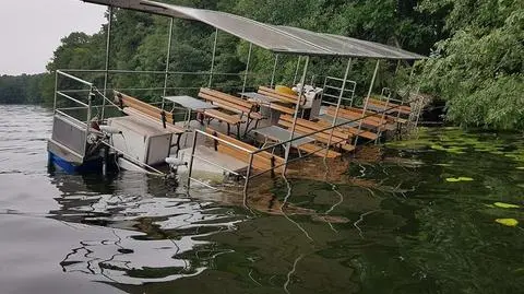 Katamaran zaczął nabierać wody. Na pokładzie bawili się weselnicy