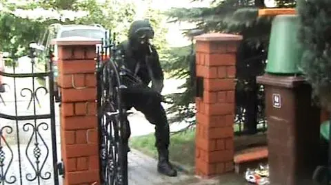 31.08 | Czy akcja zatrzymania strzelającego na oślep mężczyzny z Rybnika mogła zostać przeprowadzona sprawniej? Czy zachowano wszystkie środki ostrożności? Na pytania te odpowie analiza policyjnej operacji. Jednak już teraz specjaliści zwracają uwagę na pewne niedociągnięcia. (TVN24)