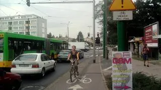 Słup na drodze rowerowej w Poznaniu
