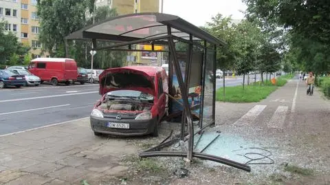 Samochód wjechał w przystanek
