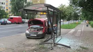 Samochód wjechał w nieczynny przystanek