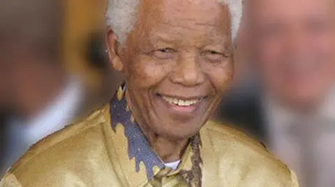 Mandela wyszedł ze szpitala. Będzie leczony w domu