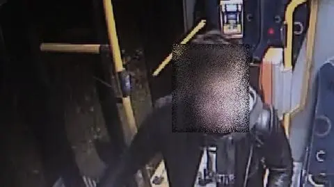 Rzucił butelką w szybę autobusu. Sam się zgłosił na policję
