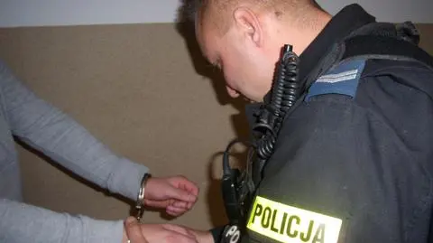 Pisz: Wezwał policję, bo zapiął sobie kajdanki i nie mógł ich otworzyć