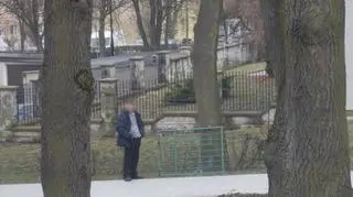 Mężczyzna z kradzioną furtką szedł przed komendą policji