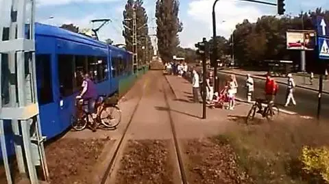  Rozpędzony rowerzysta uderzył w bok tramwaju