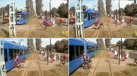 Rowerzysta przejechał na czerwonym.
Zatrzymał się na tramwaju