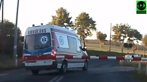 Karetką slalomem między szlabanami, tuż przed pociągiem