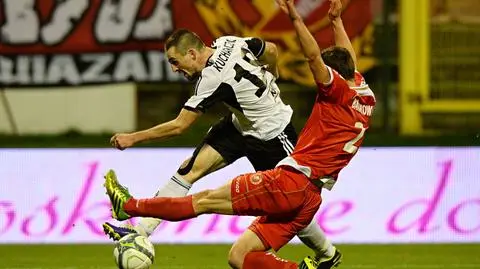 Walka w środku boiska. Kucharczyk i Bartkowski