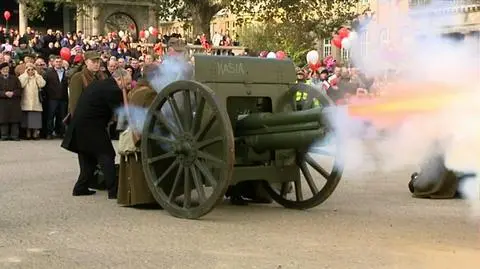 Wojewoda Piotr Florek strzelający z armaty