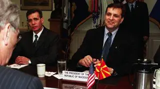 Trajkowski (po prawej) w trakcie rozmów z Donaldem Rumsfeldem (tyłem) w 2001 r