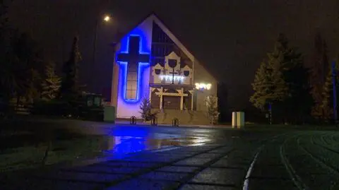 Krzyż w nocy jest podświetlany