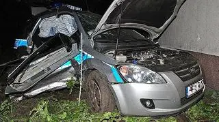 Policyjny radiowóz został zepchnięty z drogi na teren posesji