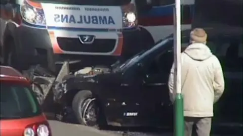 Wjechał bmw w pieszych, jeden z nich zmarł. 19-latek trafi do aresztu