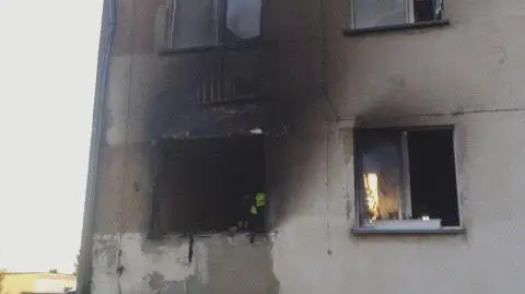 Pożar wybuchł na parterze w bloku