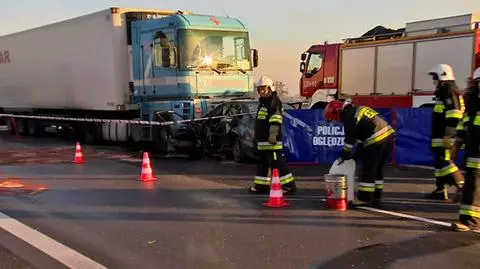 Samochód osobowy wjechał w ciężarówkę