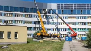 Prace przy zakładaniu paneli fotowoltaicznych w szpitalu w Ustroniu trwają w najlepsze