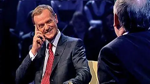 Donald Tusk przypomina premierowi historię o pistolecie w windzie
