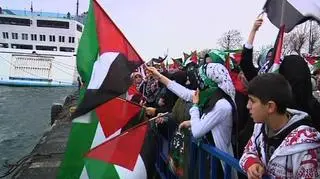 27.12 | Do portu w Stambule wpłynął statek Mavi Marmara, na którego pokładzie w maju rozegrały się krwawe sceny z udziałem izraelskich komandosów. Tysiące Turków i działaczy propalestyńskich krzyczało m.in. "Precz z Izraelem". (APTN)