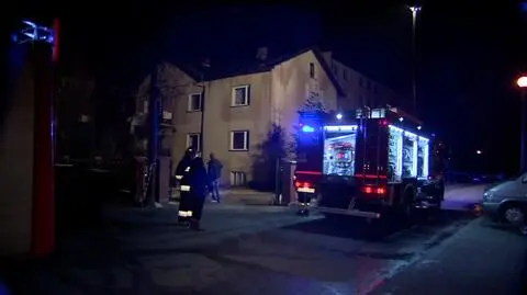 Ogień szybko objął dach. Nocna akcja straży