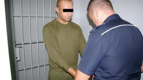 Na widok policji wyskoczył z holowanego samochodu 