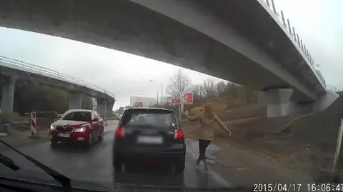 Wrzuciła „drogowemu śmieciarzowi” butelkę do auta