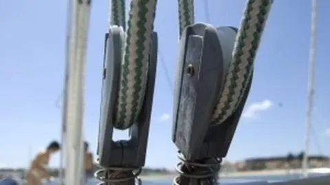 Przewróciła się łódź, z pomocą przyszli policjanci. "Wyciągnęli dwóch wyczerpanych mężczyzn"