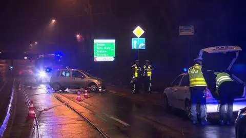 Po zderzeniu auto wjechało na chodnik. Potrącone 2 kobiety i 2 dzieci