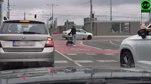 Poznań: Matka z wózkiem na pasie dla rowerów