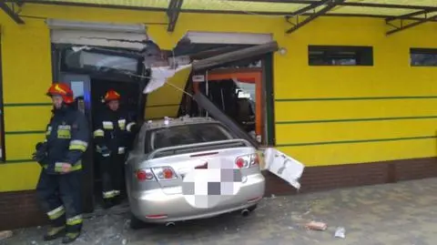 Elbląg: kierowca wjechał w sklepową witrynę