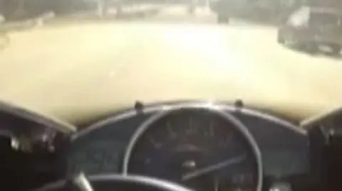 Slalom na autostradzie. 
Na liczniku 300 km/h