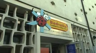 W ramach protestu, nad wejściem do galerii pojawił się szyld dyskontu Biedronka