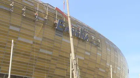 Demontaż loga PGE ARENA ze stadionu