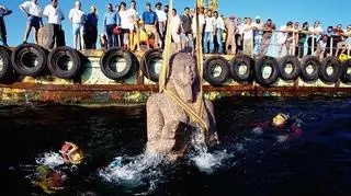 Franck Goddio and his team with a colossal statue of red granite (5.4 m) representing the god Hapi, which decorated the temple of Heracleion. The god of the flooding of the Nile, symbol of abundance and fertility, has never before been discovered at such a large scale, which points to his importance for the Canopic region. 