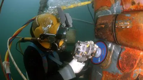 80 metrów pod wodą z zerwanym przewodem tlenowym. Nurek przetrwał prawie 40 minut