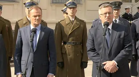 Premier i prezydent  podczas odprawy sił zbrojnych 