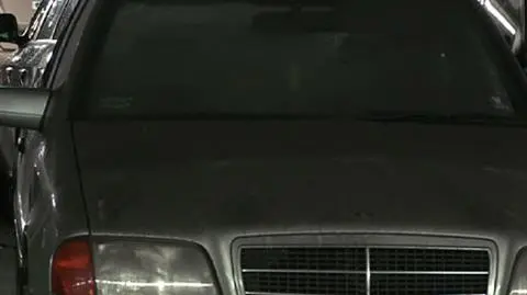 Tejemniczy mercedes na parkingu PE