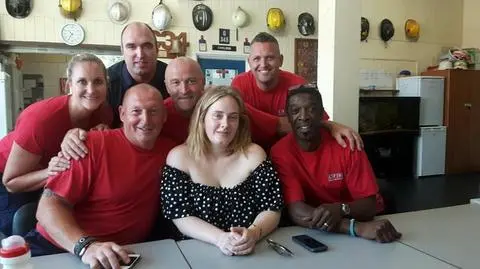 Adele odwiedziła strażaków z Chelsea